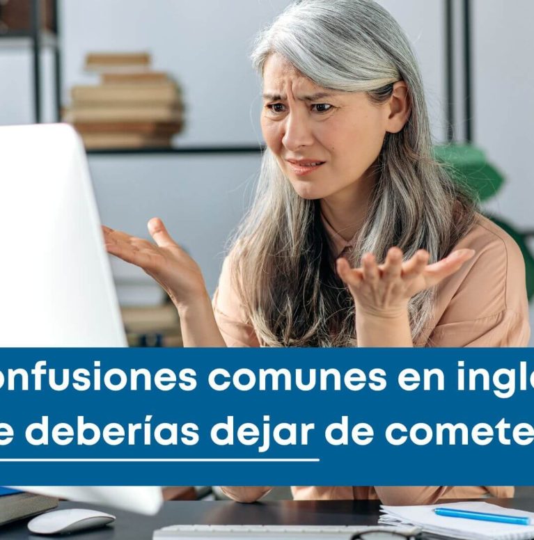 Profesor explicando diferencias gramaticales en inglés en una pizarra durante una clase en academia de idiomas en Granada