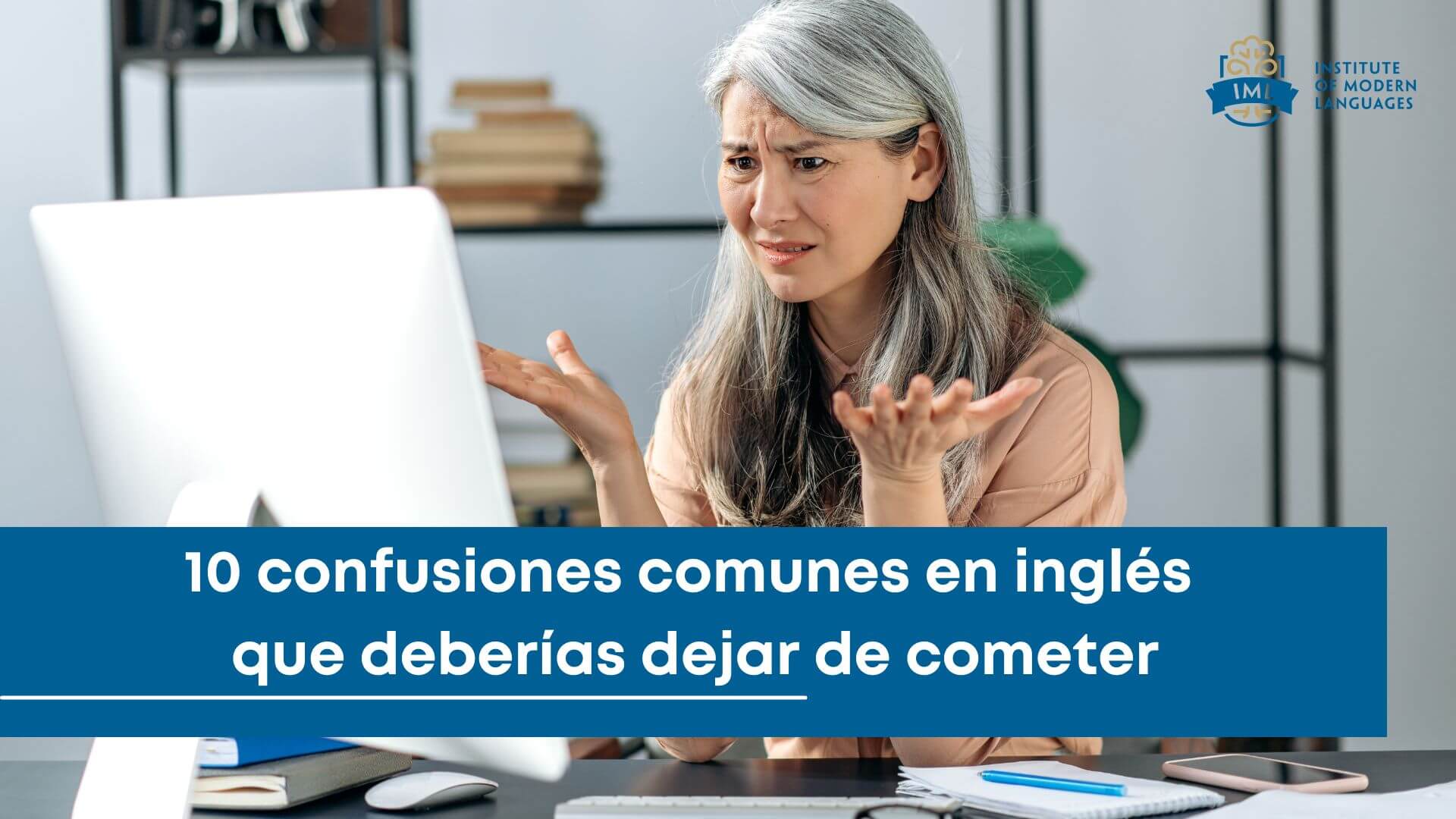 Profesor explicando diferencias gramaticales en inglés en una pizarra durante una clase en academia de idiomas en Granada