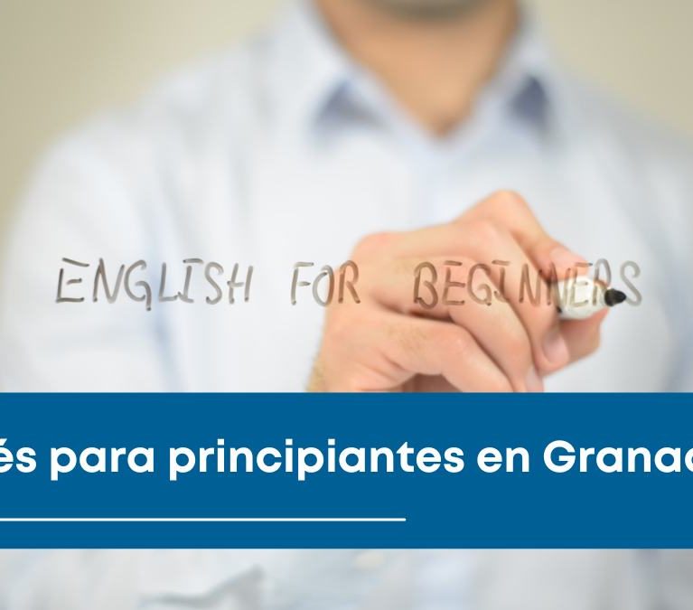 Alumna adulta sonriendo mientras aprende inglés en clase con apoyo del profesor, en un entorno cómodo y cercano