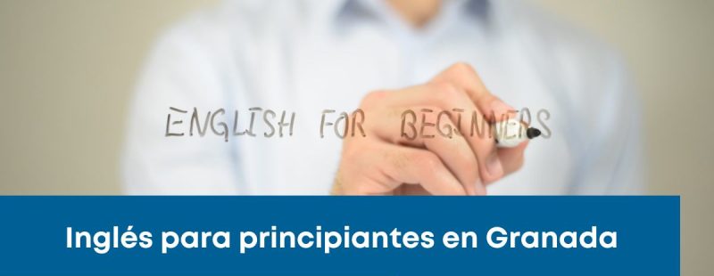 Alumna adulta sonriendo mientras aprende inglés en clase con apoyo del profesor, en un entorno cómodo y cercano