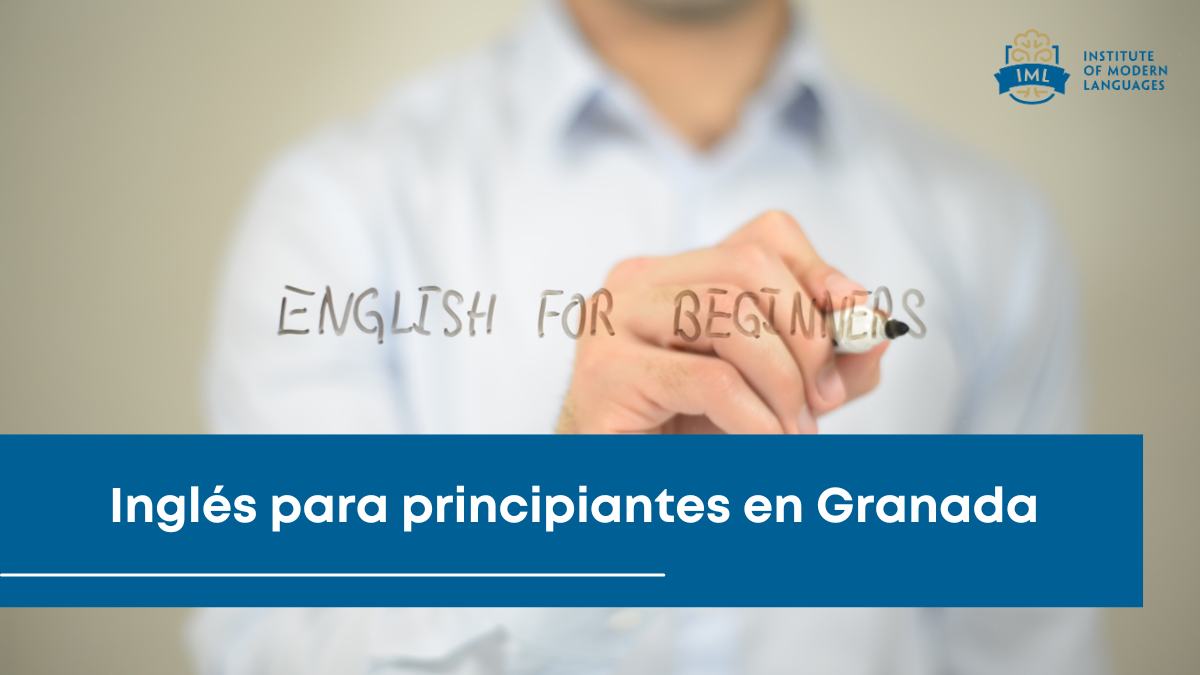 Alumna adulta sonriendo mientras aprende inglés en clase con apoyo del profesor, en un entorno cómodo y cercano