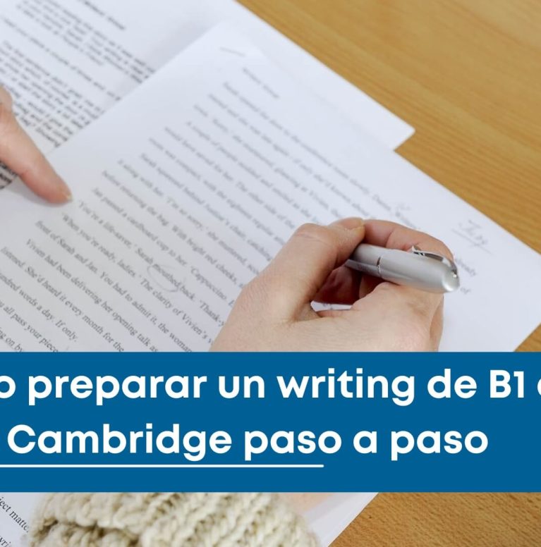 Estudiante escribiendo en inglés en un examen Cambridge B1 con apuntes y diccionario sobre la mesa