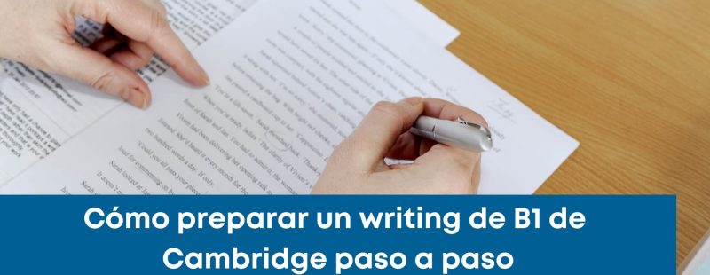 Estudiante escribiendo en inglés en un examen Cambridge B1 con apuntes y diccionario sobre la mesa