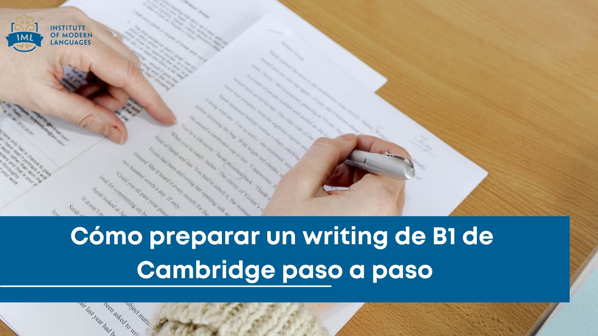 Estudiante escribiendo en inglés en un examen Cambridge B1 con apuntes y diccionario sobre la mesa