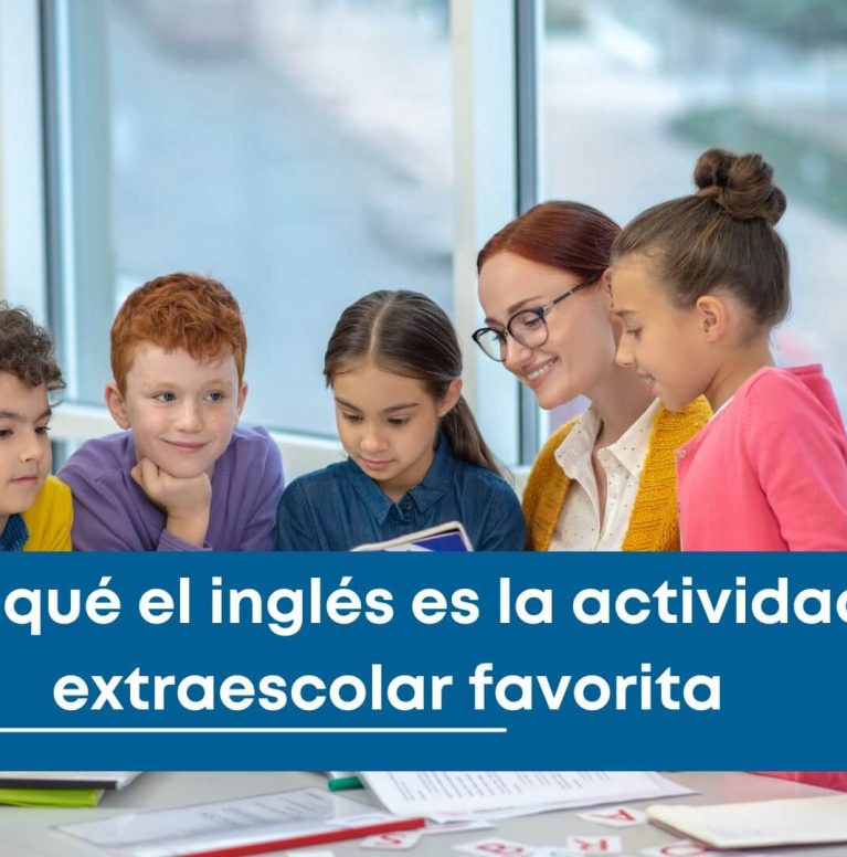 Niños aprendiendo inglés en clase extraescolar con profesora en IML Granada