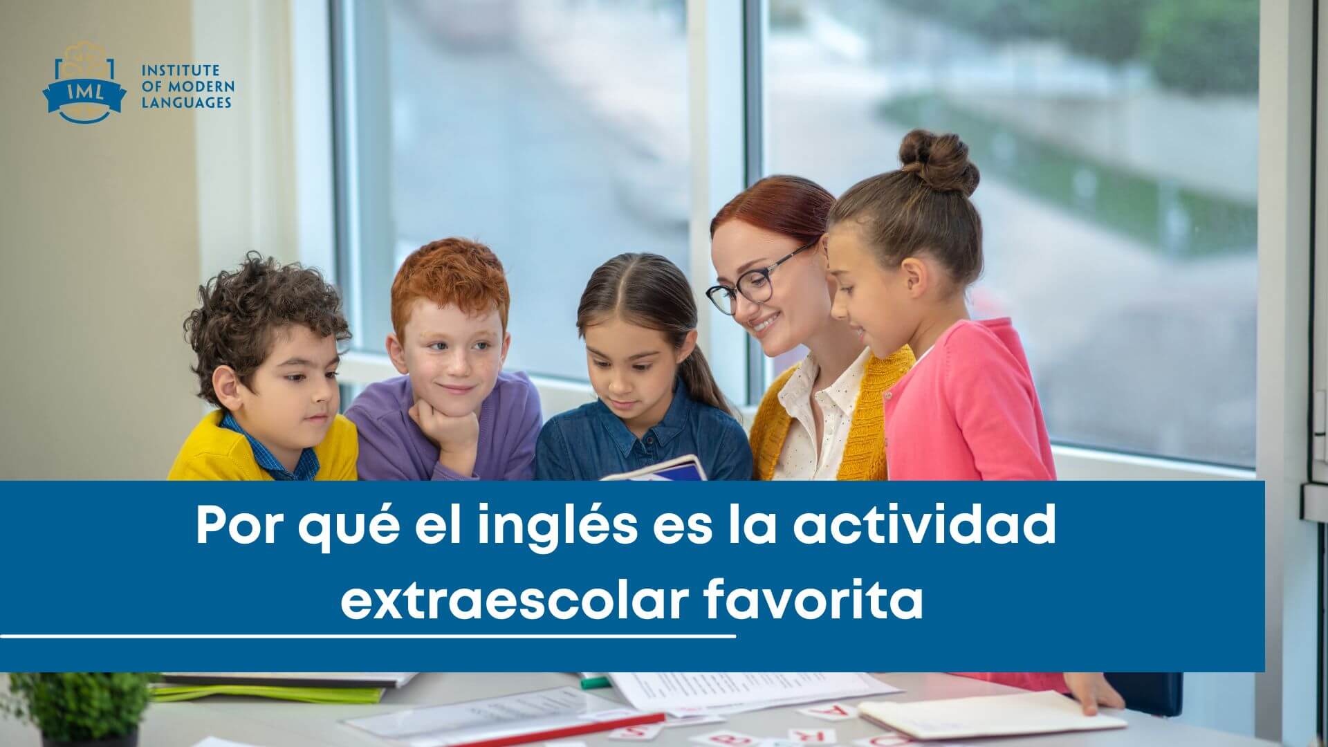 Niños aprendiendo inglés en clase extraescolar con profesora en IML Granada