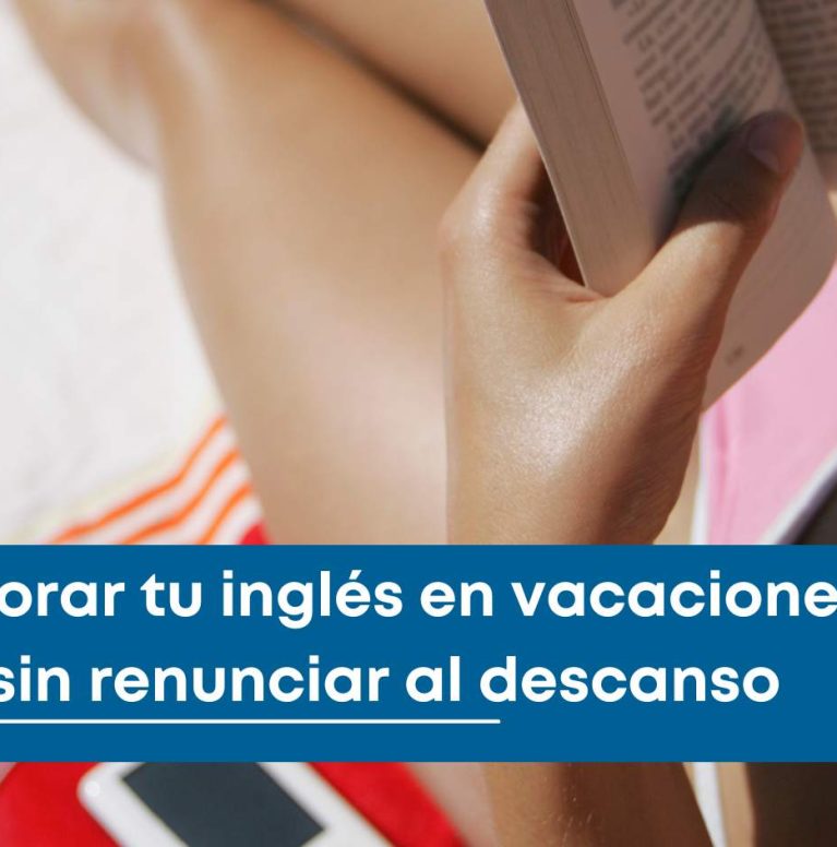Persona relajada con auriculares y libreta en la playa mientras estudia inglés durante sus vacaciones de verano.