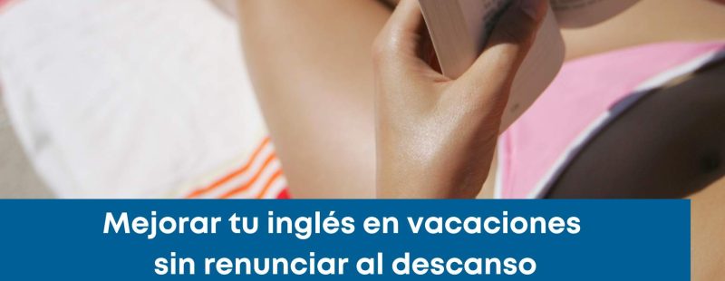 Persona relajada con auriculares y libreta en la playa mientras estudia inglés durante sus vacaciones de verano.