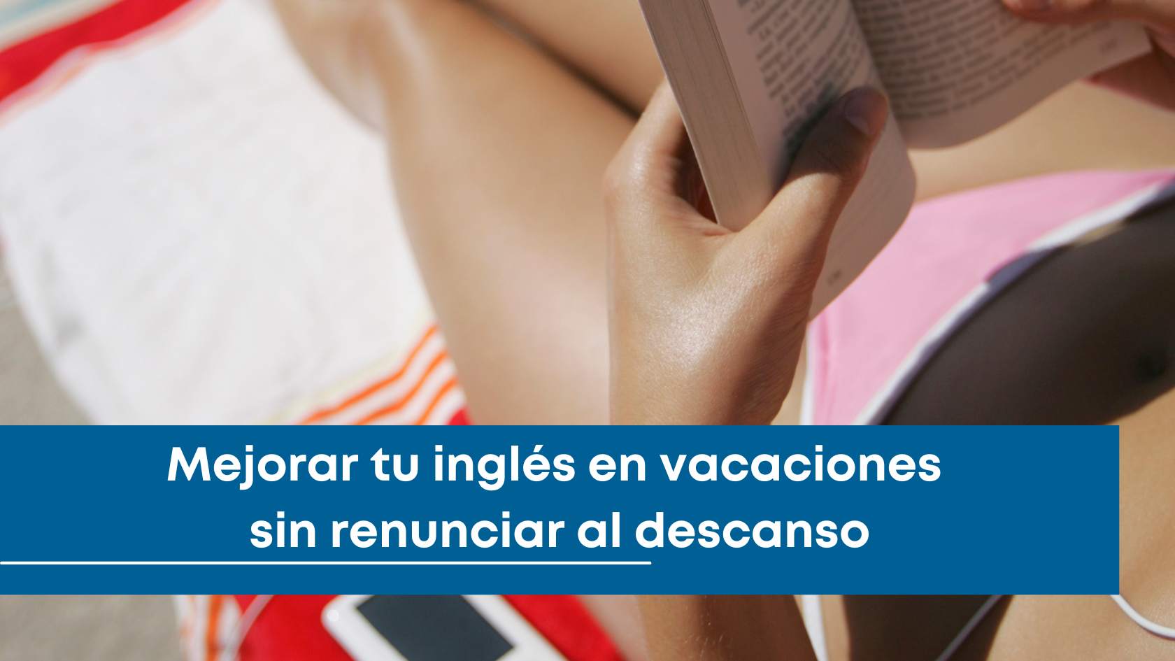 Persona relajada con auriculares y libreta en la playa mientras estudia inglés durante sus vacaciones de verano.