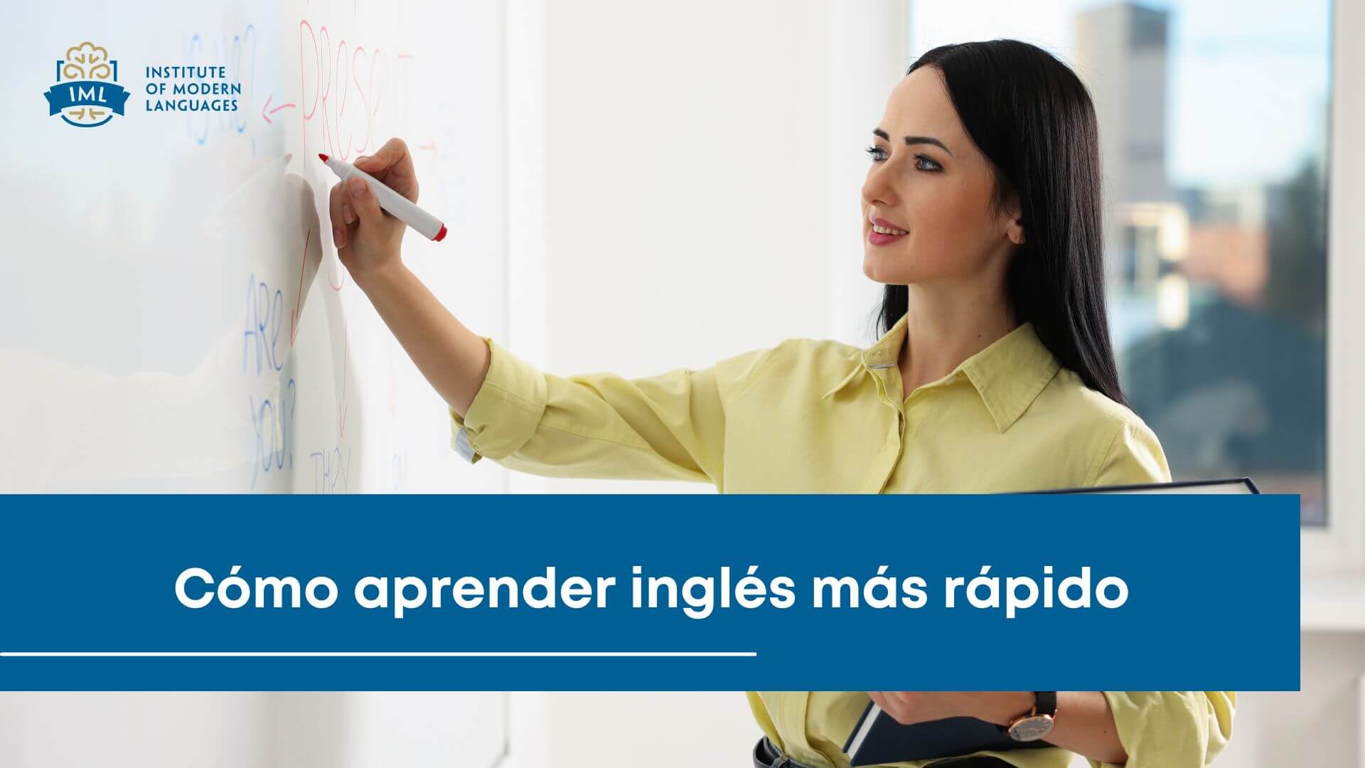 Alumno aprendiendo inglés de forma práctica con profesor en IML Granada